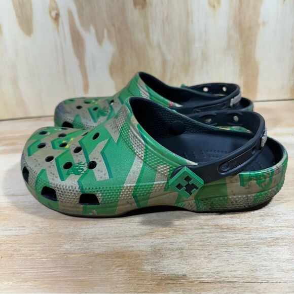 Minecraft Crocs Women’s Size 8 - Picture 1 of 8